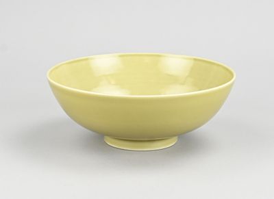 bol jaune sur fond blanc
