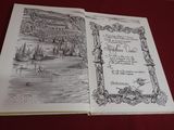 quelqu'un tient un livre ouvert sur lequel est dessiné un bateau