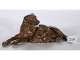 une image représentant une statue en bronze de deux chiens couchés