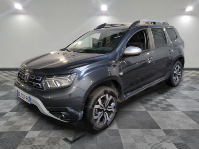 la dacia grise est garée sur un carrelage en damier