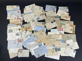 beaucoup de vieilles lettres et d'enveloppes sur la table