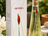 un flacon de parfum posé sur une table, à côté de fleurs