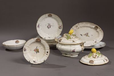 un grand nombre d'assiettes et de bols posés sur une table