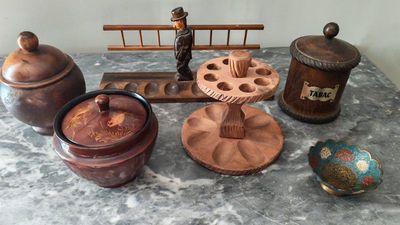 une table en marbre sur laquelle sont disposés divers objets décoratifs