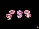 trois saphirs roses sur un fond noir