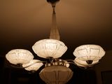 un lustre suspendu au plafond