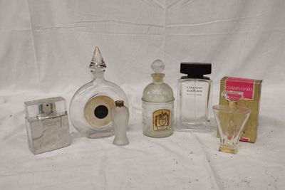 beaucoup de flacons de parfum et un briquet sur la table