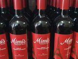 plusieurs bouteilles de vin sont alignées sur une étagère dans un magasin