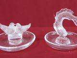 paire de bougeoirs en verre transparent en forme de cygne sur fond rouge