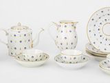 une image d'un groupe de plats, de tasses et de soucoupes en porcelaine
