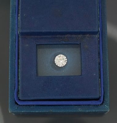 Un diamant scellé accompagnée de ses attestations (lettre d'…