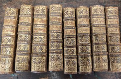 plusieurs vieux livres empilés sur une table