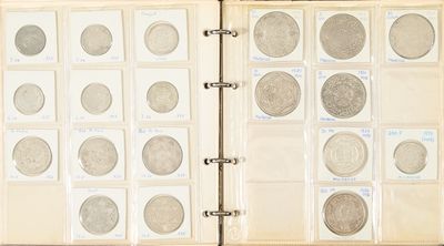 un livre dans lequel se trouvent de nombreuses pièces de monnaie