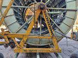 une grosse machine posée au sol