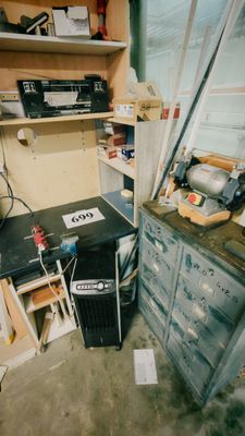 une petite pièce encombrée et remplie d'objets