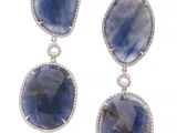 une paire de boucles d'oreilles en saphir et diamants sur fond blanc