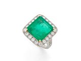 une bague en émeraude et diamant