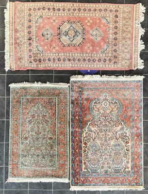 trois tapis persans anciens