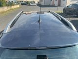une voiture garée dans un parking