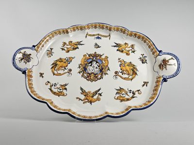 un plat ovale orné de motifs bleus et dorés