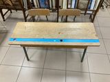 une table en bois ornée d'une bande bleue