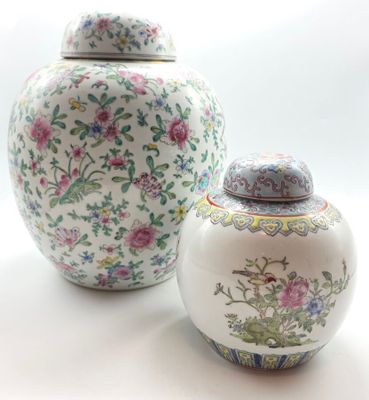deux vases posés l'un à côté de l'autre sur une surface blanche