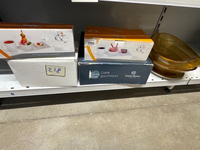 deux boîtes de nourriture sur une étagère dans un magasin