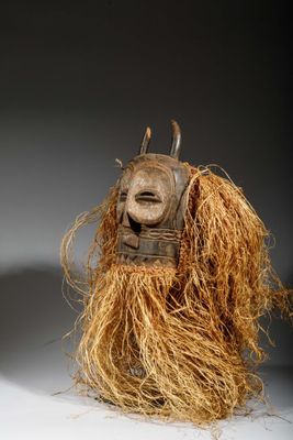 l'image d'un masque orné d'une longue barbe sur un fond blanc