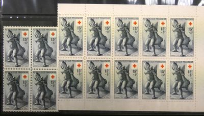 timbres-poste représentant un homme tenant une raquette de tennis