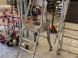 deux échelles et un diable dans un garage