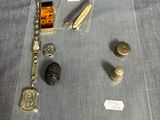 un grand nombre d'objets posés sur une table