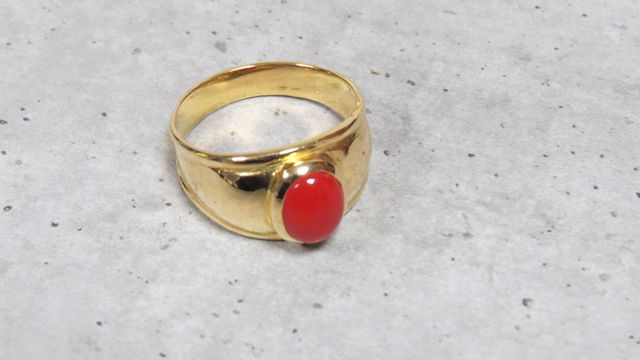 Bague en or jaune 750 millièmes, ornée au centre d'un cabochon de...
