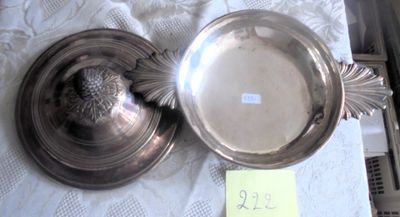 un bol en argent et une assiette en argent posés sur une table