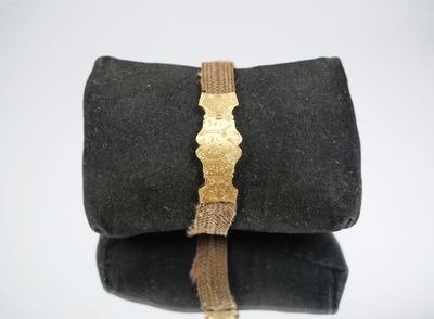 un sac noir orné d'une boucle dorée