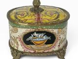 une boîte décorative dont le couvercle est orné d'une peinture