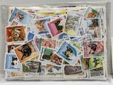 une photo d'un paquet de timbres sur lesquels figurent des chats