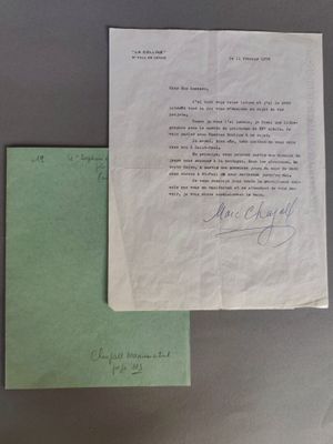 un gros plan sur une feuille de papier sur laquelle est écrite une lettre à la main