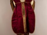 un gros plan d'une robe sur un mannequin, sur fond blanc