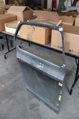 une table sur laquelle sont posées des boîtes, encore et encore, dans un garage