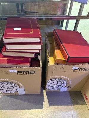 de nombreux livres empilés les uns sur les autres dans des cartons