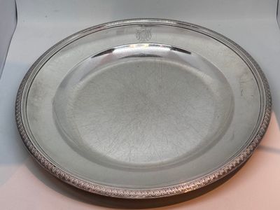 272. Plat circulaire en métal argenté, milieu XIXe siècle, g…