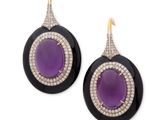 une paire de boucles d'oreilles noires et violettes ornées de diamants