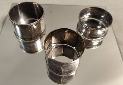 trois coupes en argent posées sur une table