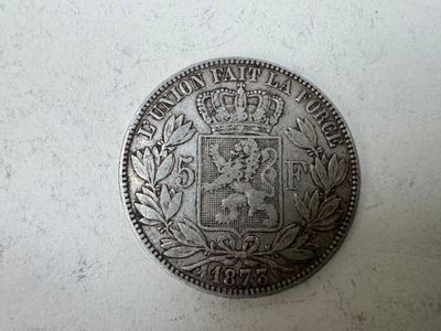 Gros plan sur une pièce d'argent ornée d'une couronne