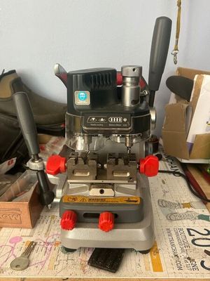 une machine posée sur une table