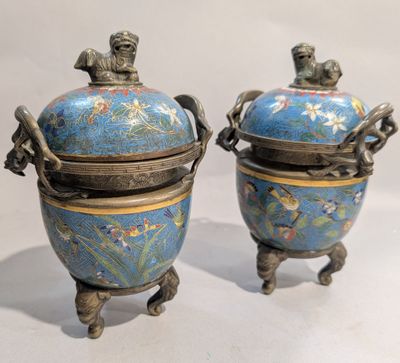 paire d'urnes chinoises recouvertes d'émail cloisonné, posées sur des socles