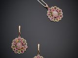Ensemble composé d'un pendentif et de boucles d'oreilles en forme de fleur en tourmaline rose