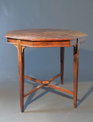 une image d'une petite table avec un plateau en bois