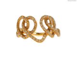 une image d'une bague en or avec des diamants sur un fond blanc