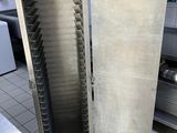 une photo d'une cuisine professionnelle avec une armoire métallique